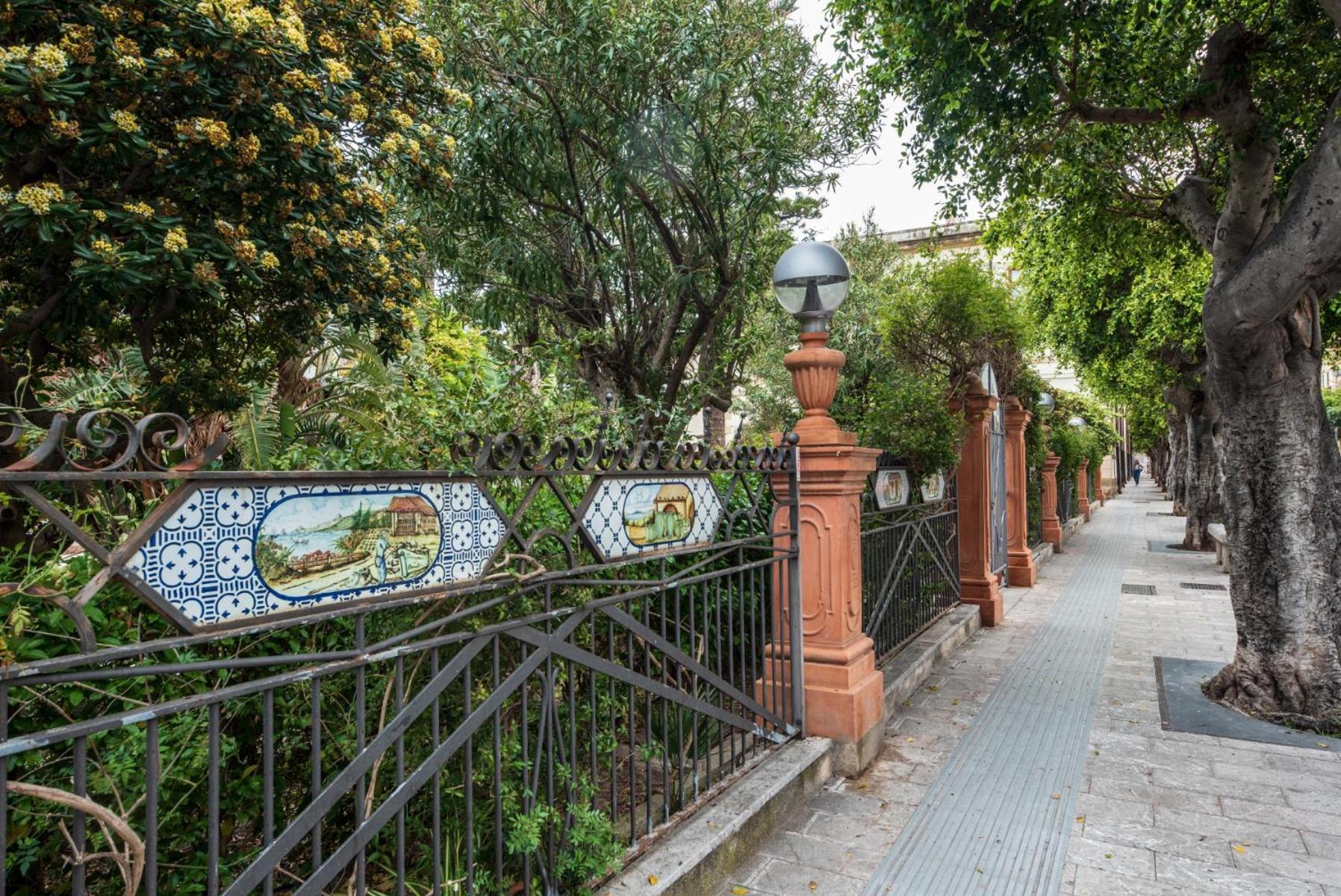 The Palace B&B And Apartments Santo Stefano di Camastra Extérieur photo